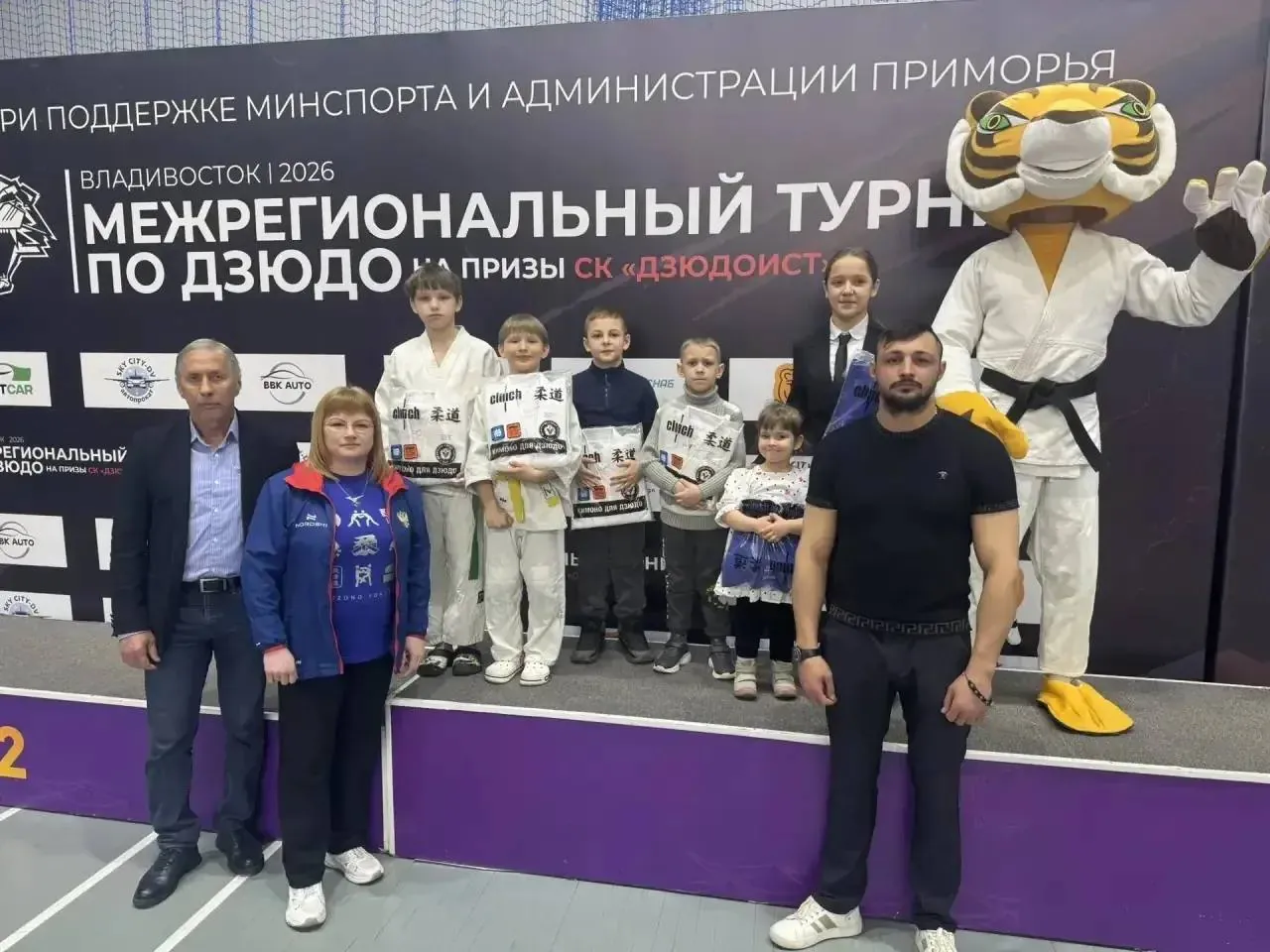 Награждение на межрегиональном турнире по дзюдо на призы СК «Дзюдоист» во Владивостоке
